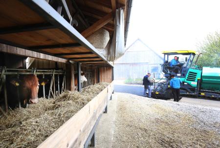 ASFALTIRANJE DOLENJE JEZERO 05 FOTO LJUBO VUKELIČ